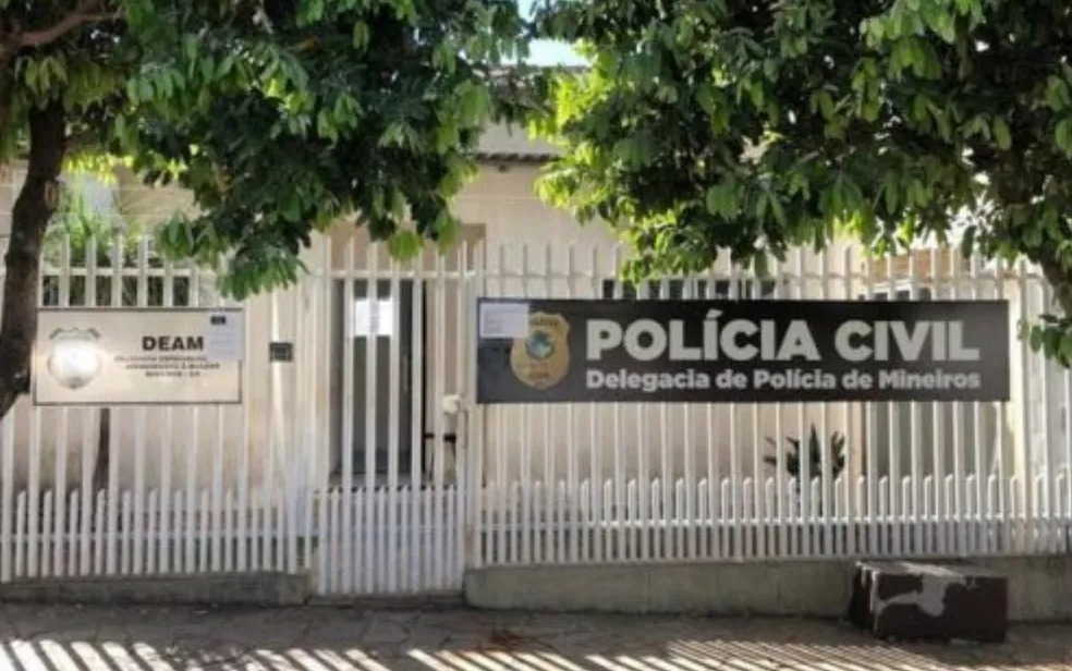 Mulher finge pedir remédio, mas liga para polícia e denuncia violência doméstica
