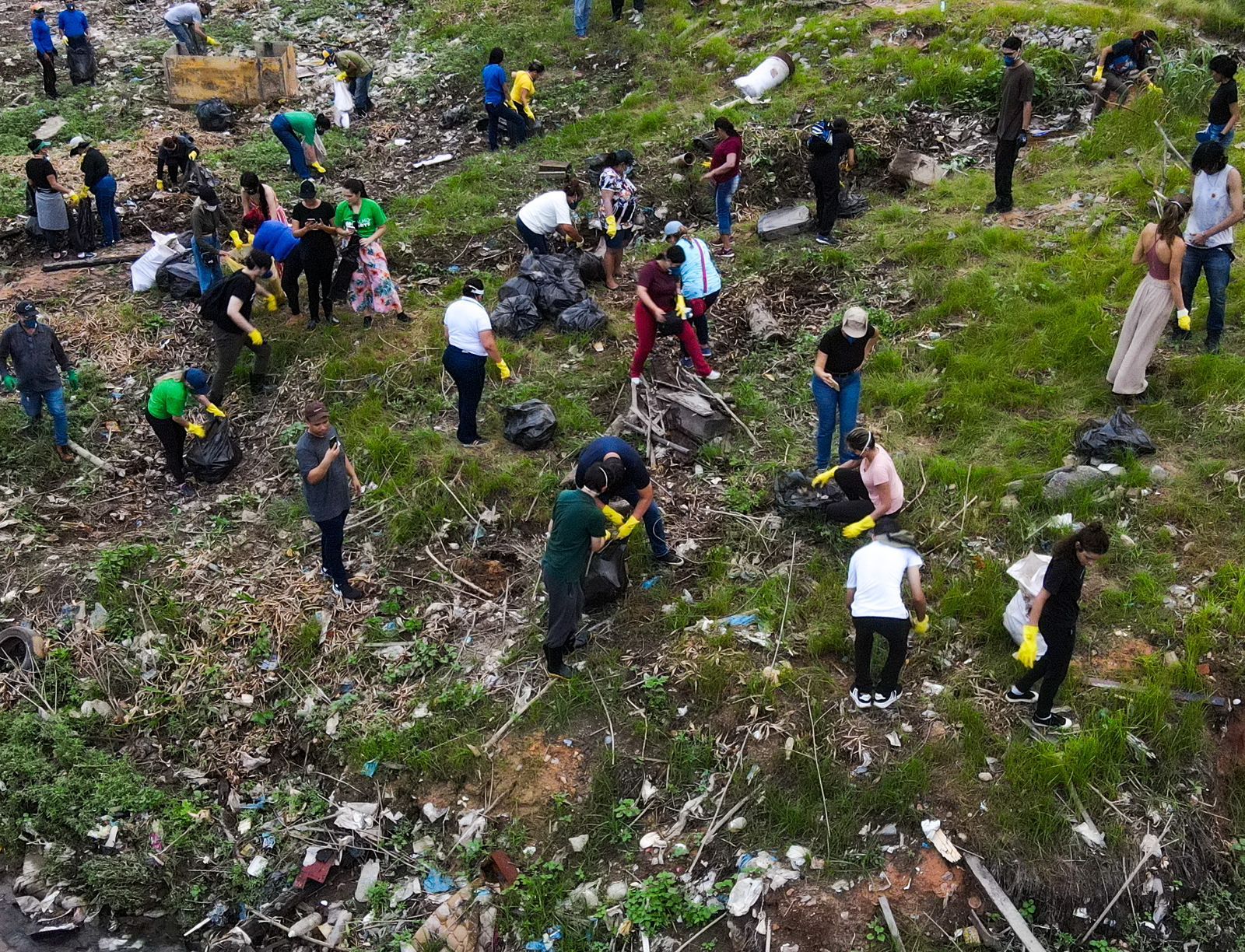 Grupo de voluntários recolhe 10 toneladas de lixo de orla em Manaus