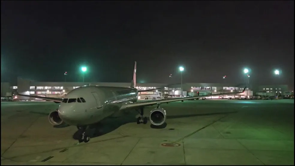Último voo com brasileiros resgatados de Israel chega no Rio de Janeiro