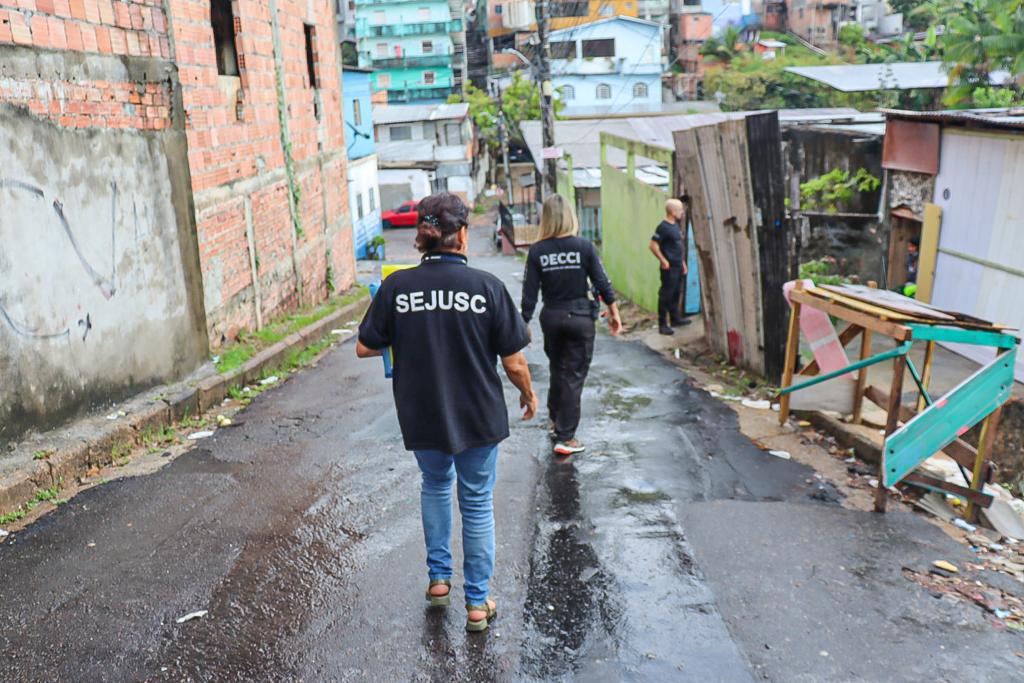 Idosa é resgatada após ser encontrada em casa insalubre em Manaus
