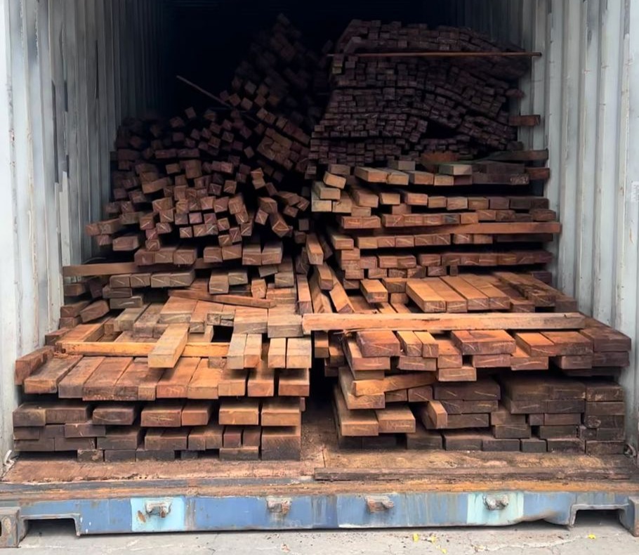 PF doa madeiras apreendidas para construção de casas em Manaus