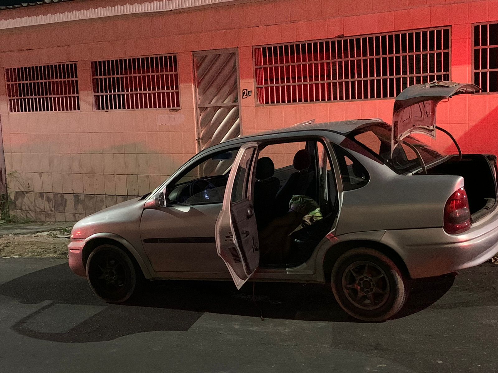 Corpo de homem é encontrado com corda no pescoço dentro de carro em Manaus