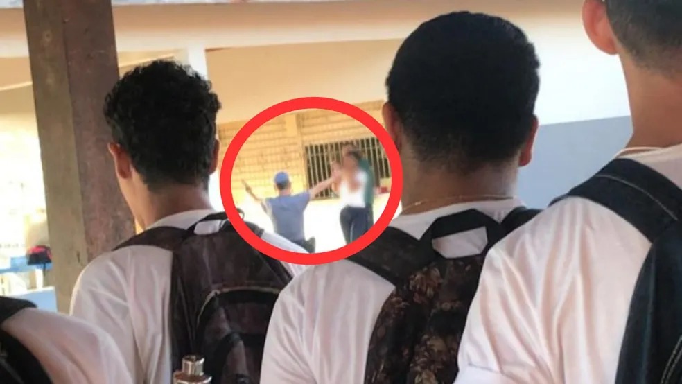 Armado, homem invade escola militar e faz aluna refém