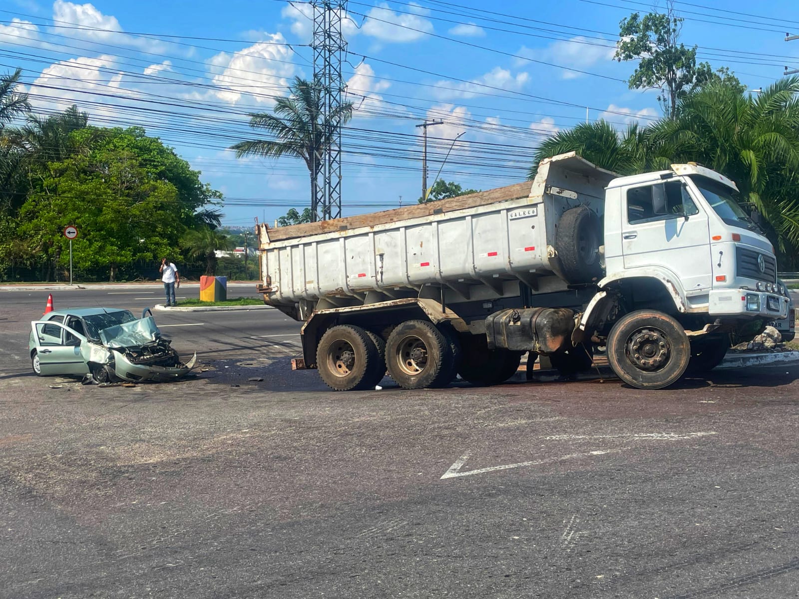 Carro fica despedaçado em acidente com caçamba em Manaus; 4 ficam feridos