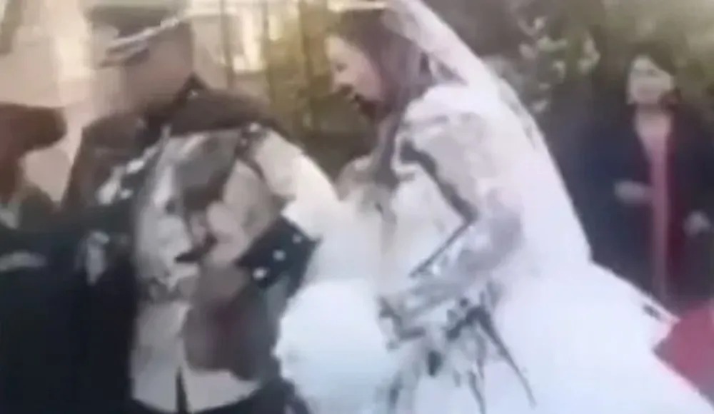 Ex que foi abandonada se vinga jogando fezes em noivos na saída do casamento