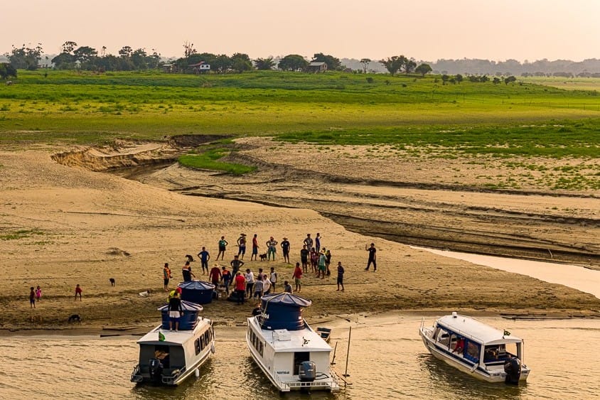 Comunidades isoladas pela seca em Parintins recebem equipamentos para água potável