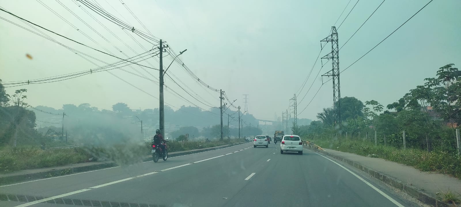 Sem chuvas, Manaus sufoca pelo 8º dia consecutivo envolta em fumaça tóxica