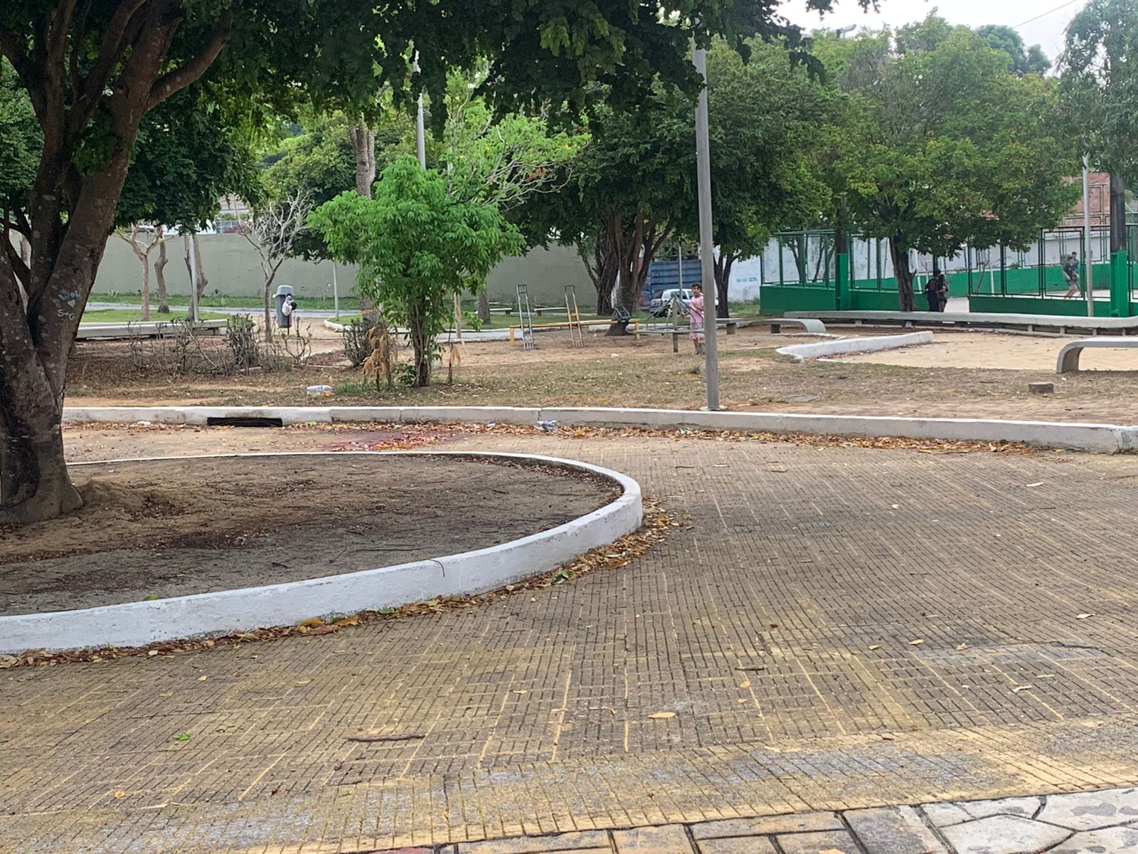 Jovem é assassinado a tiros na Praça do Cigs em Manaus