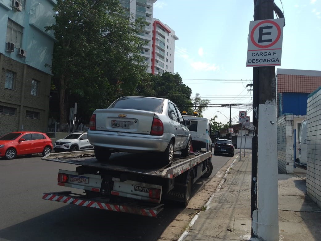 Mais de cem veículos são autuados por estacionamento irregular durante fiscalização em  Manaus