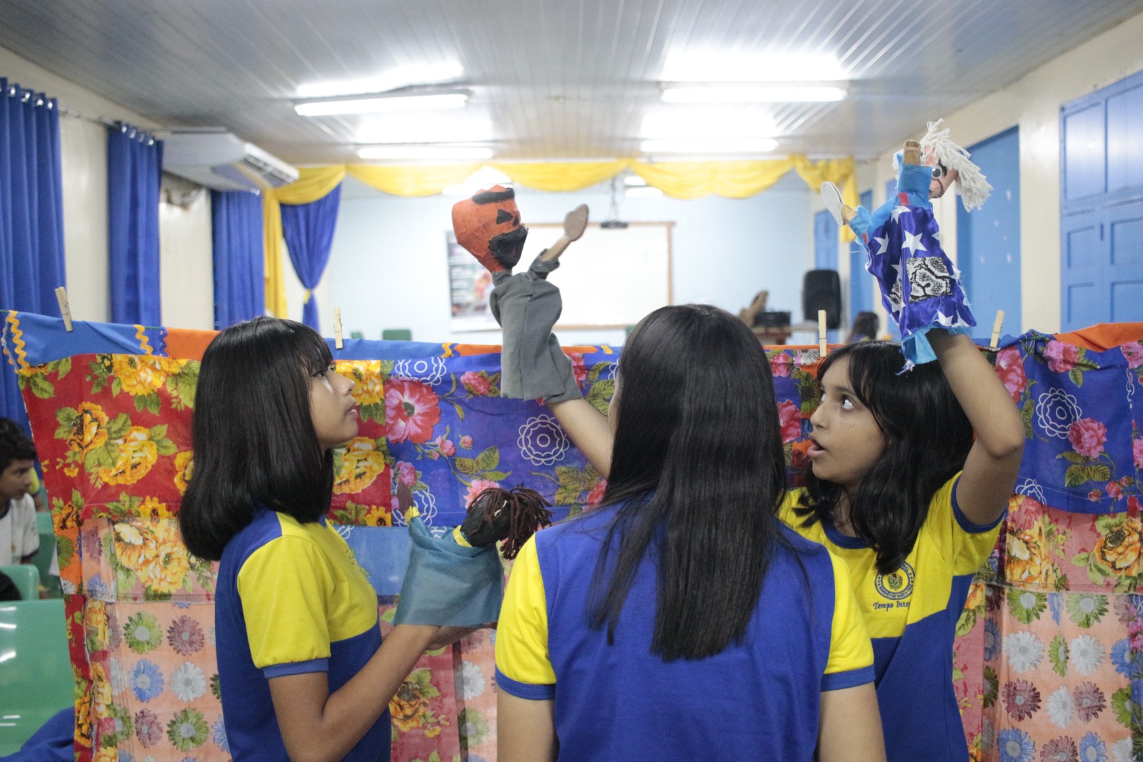 Oficina teatral estimula desenvolvimento artístico e social de alunos em Manaus