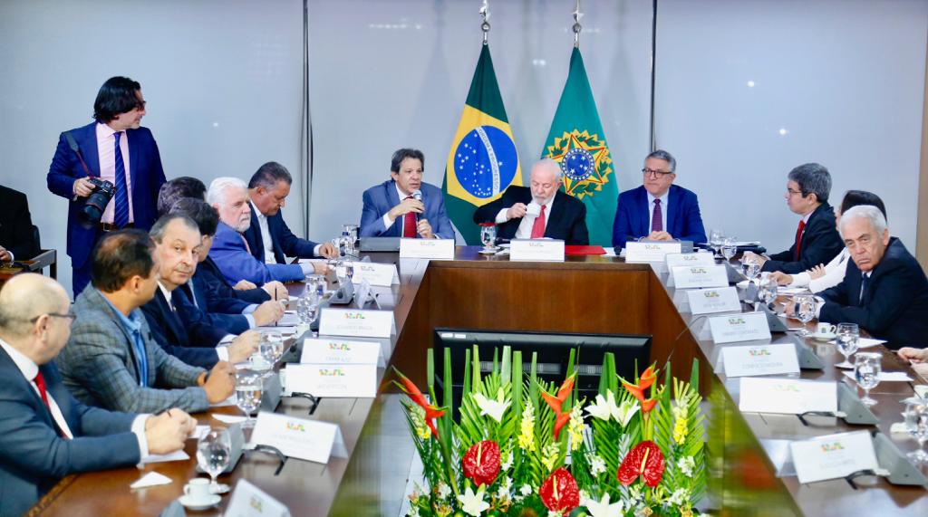 Omar e Lula abordam queimadas e empregos da ZFM em reunião sobre a Reforma Tributária
