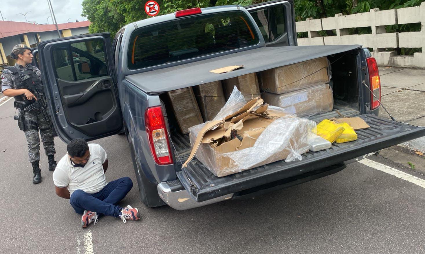 Homem é preso com 300 quilos de drogas em picape em Manaus 