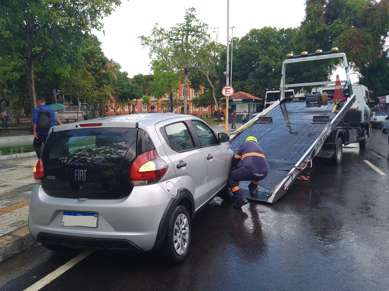 Veículos estacionados em locais proibidos são rebocados em ação em Manaus