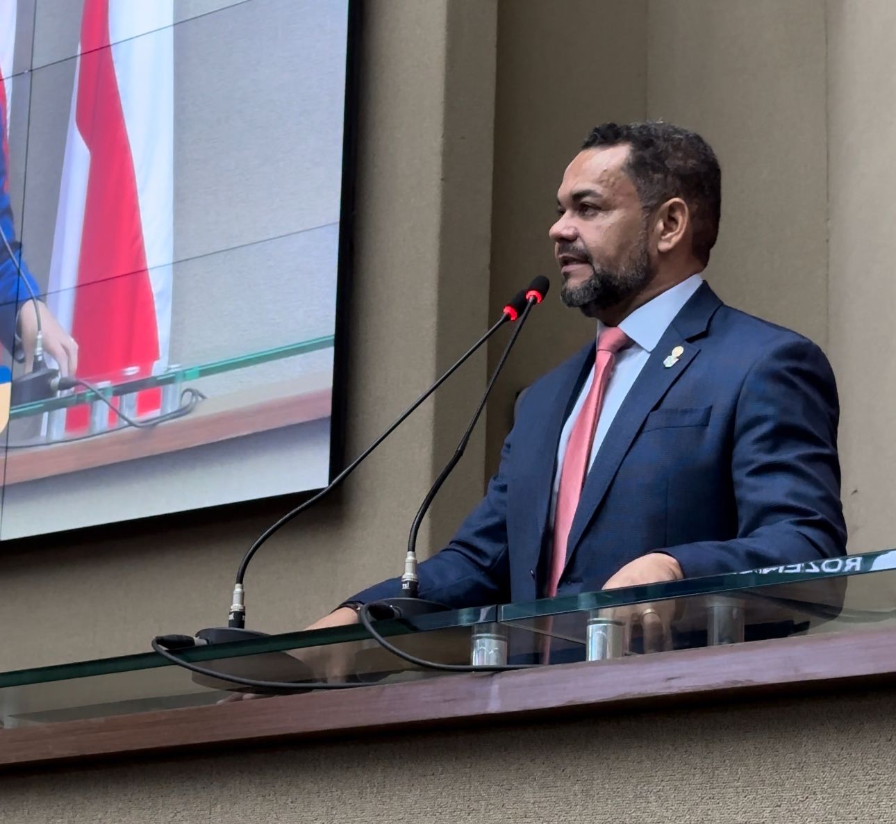 Deputado quer proibir entrada de entregadores de aplicativos em condomínios no Amazonas