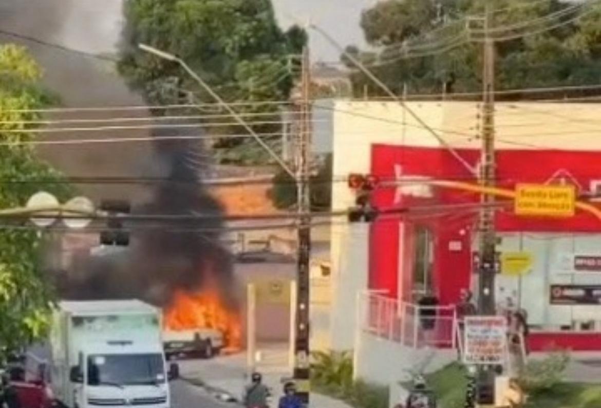 Carro fica destruído após ser tomado por fogo em rua de Manaus