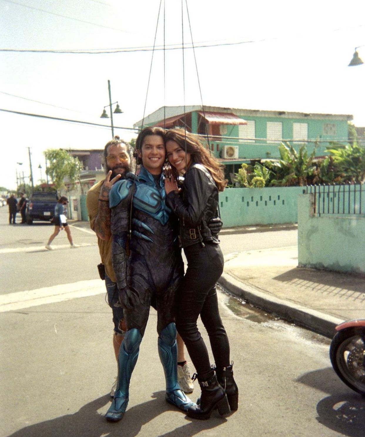 Bruna Marquezine abre álbum dos bastidores de Besouro Azul após fim da greve dos atores 