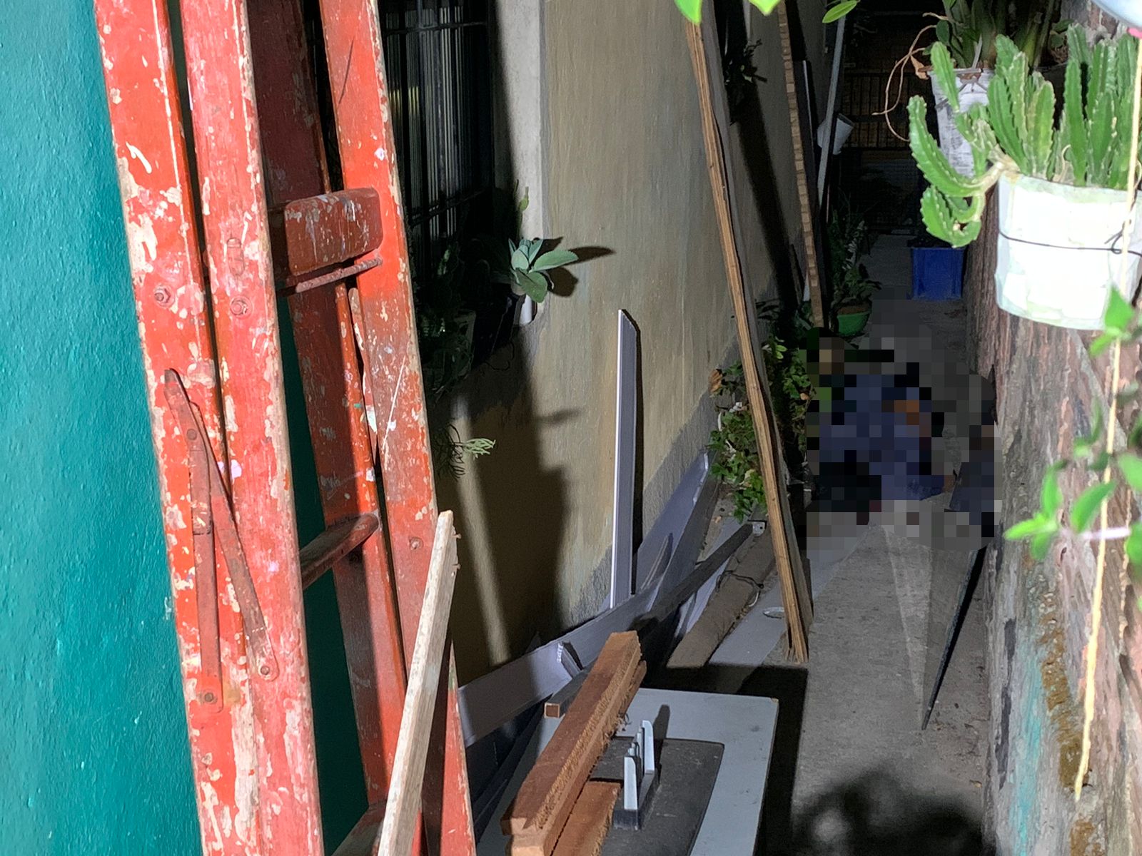 Homem tenta se esconder de criminosos mas é alcançado e assassinado em Manaus