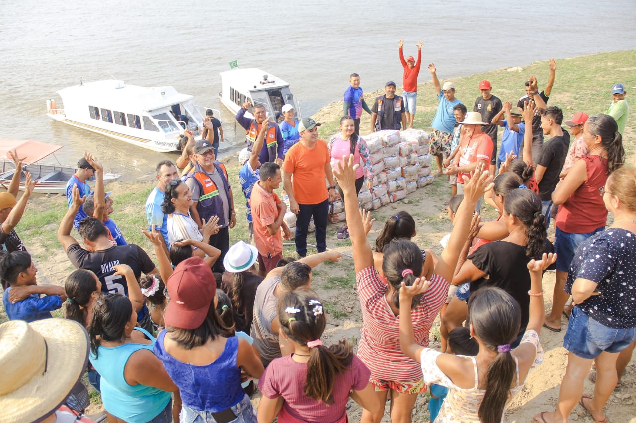 Mais 300 famílias ribeirinhas isoladas pela seca recebem cestas básicas no Amazonas