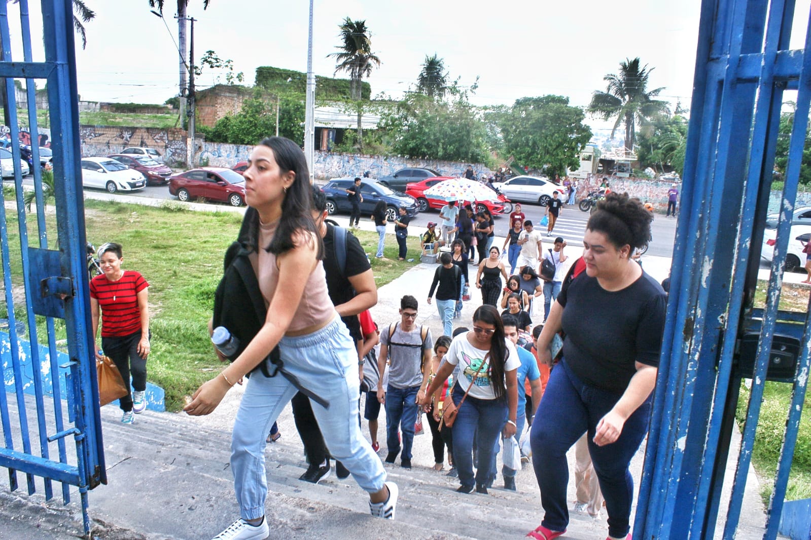 Com trânsito intenso em Manaus, candidatos correm para chegar ao locais de provas do Enem