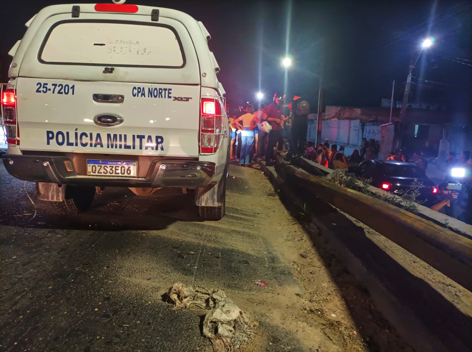 Motociclista morre após bater contra canteiro central de avenida em Manaus