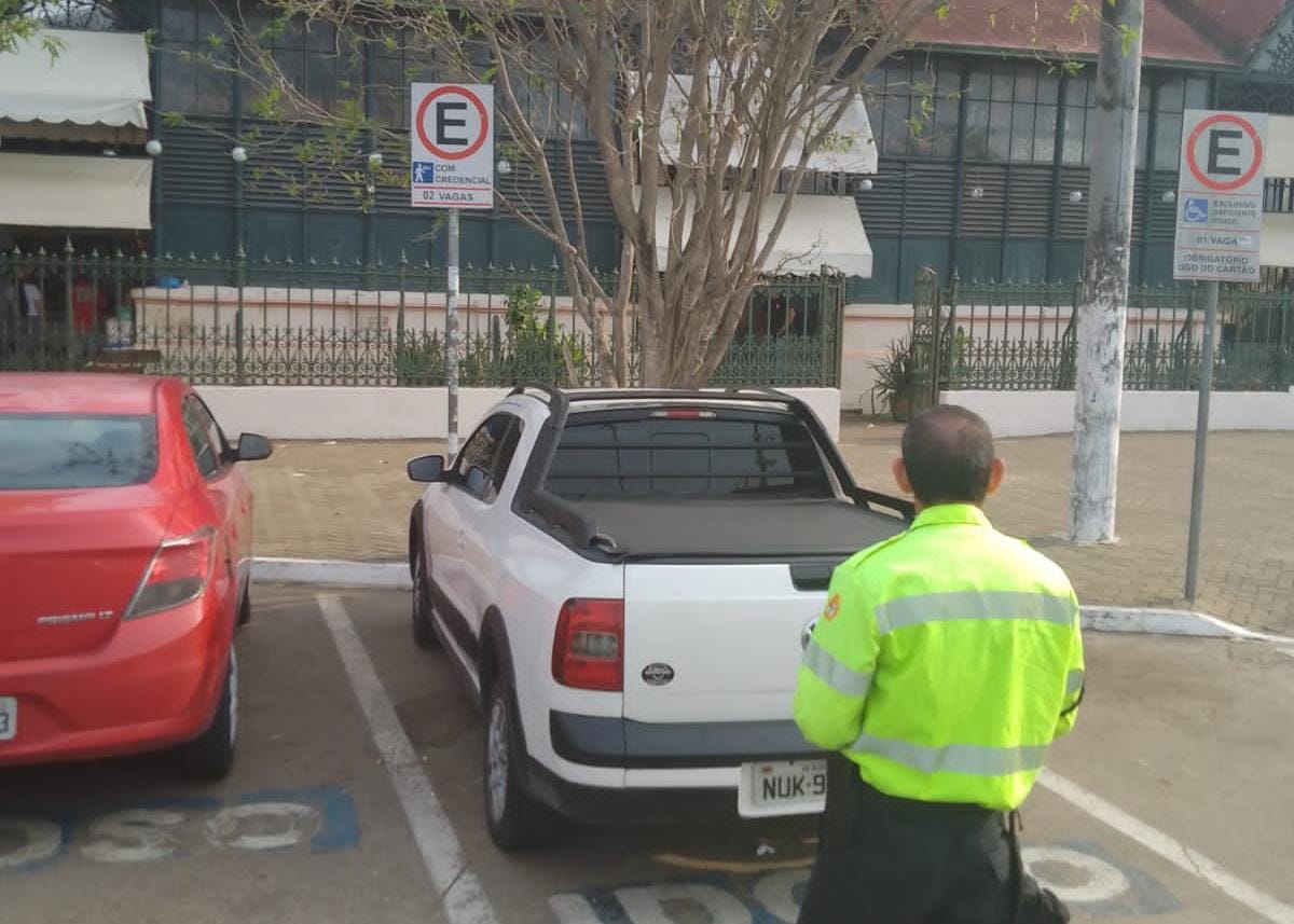 Fiscalização autua 20 motoristas por irregularidades em vagas especiais em Manaus