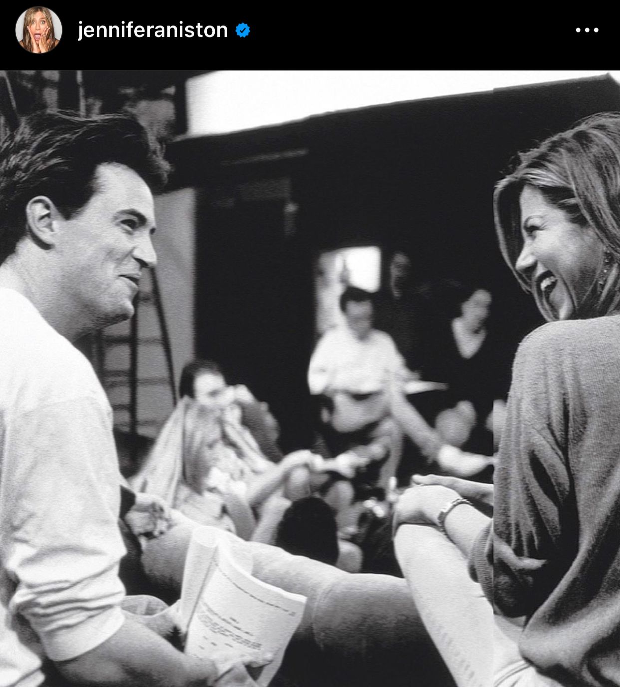 Jennifer Aniston mostra troca de mensagem com Matthew Perry e emociona fãs de 'Friends'