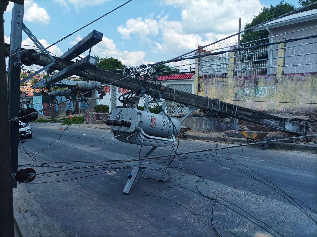 Poste com transformador de energia despenca e moradores ficam presos em Manaus