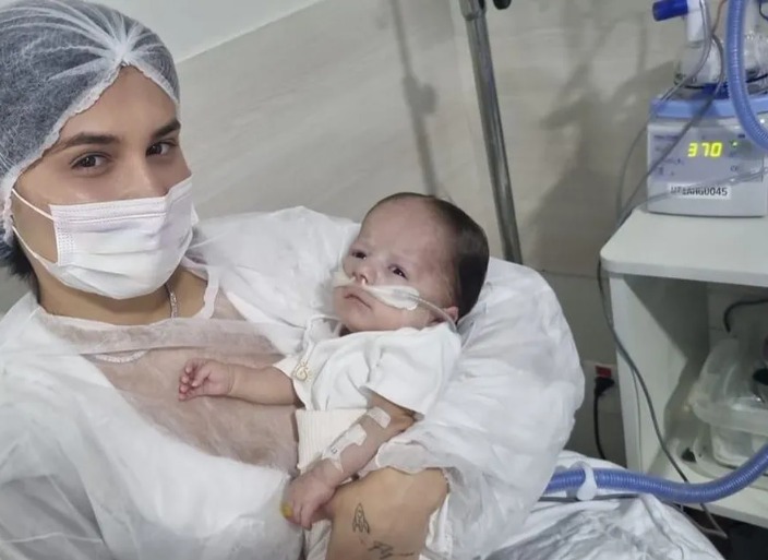 Mulher de Zé Vaqueiro posta nova foto com o filho internado: 'continue firme'