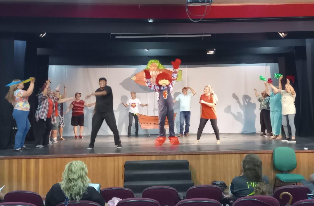 Espetáculo gratuito ‘Anos Incríveis’ leva público à década de 80 em Manaus