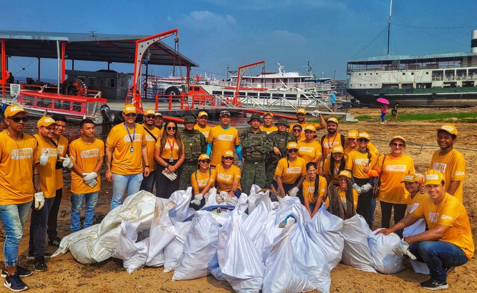 Mais de 3 toneladas de lixo são retiradas da orla de Manaus