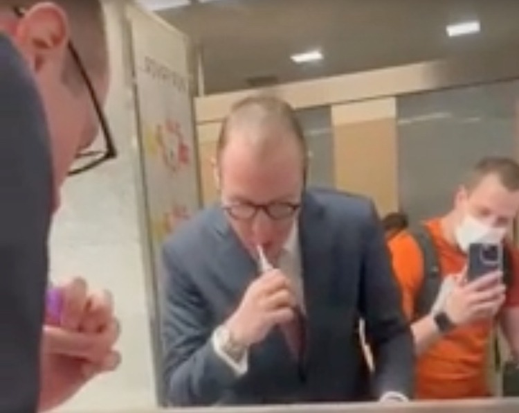 Zanin apresenta queixa-crime contra homem que o ameaçou em banheiro de aeroporto