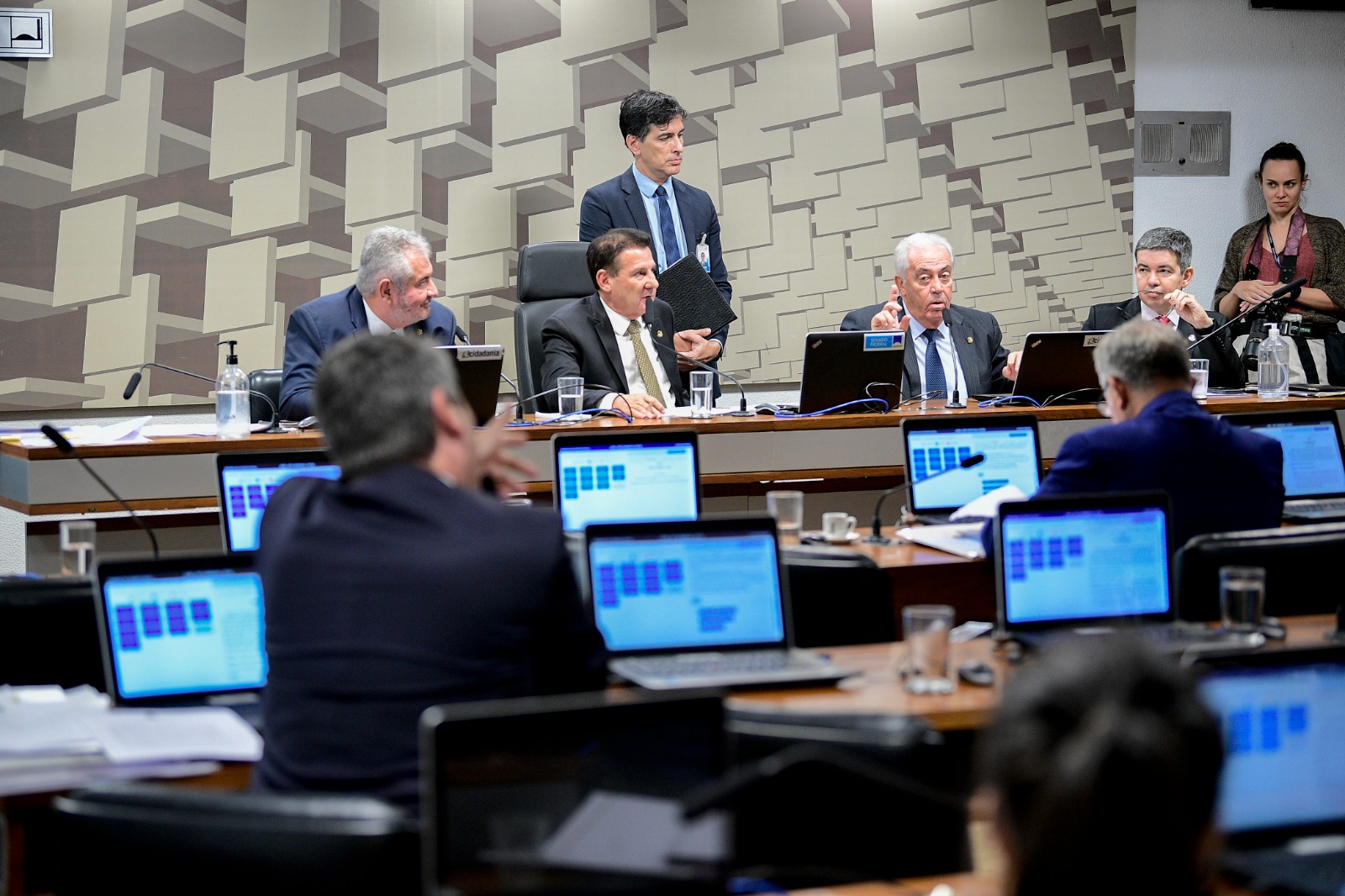 Comissão do Senado aprova sem mudanças projeto de taxação de super-ricos e offshores