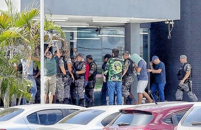 Justiça suspende salários e afasta PMs acusados de chacina na AM-010 em Manaus