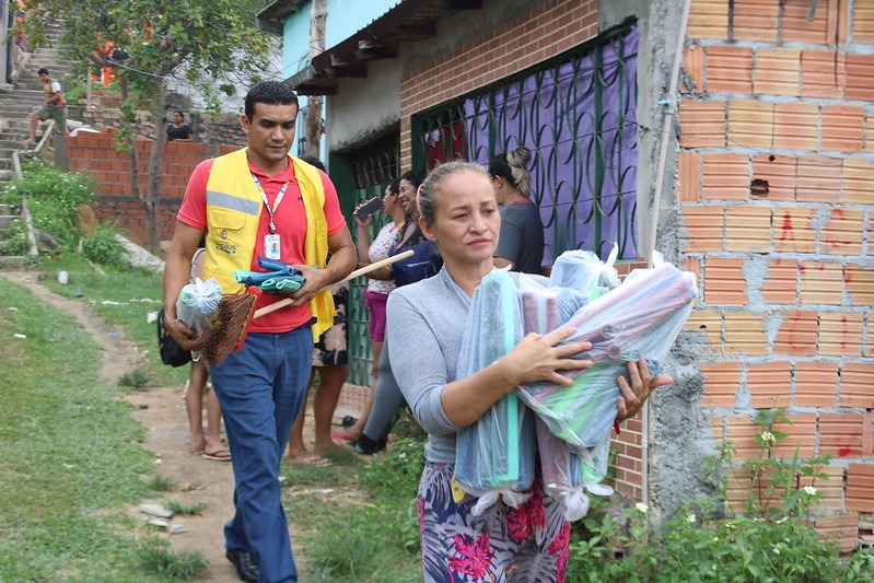 Famílias afetadas pelas fortes chuvas de quinta-feira recebem auxílio em Manaus