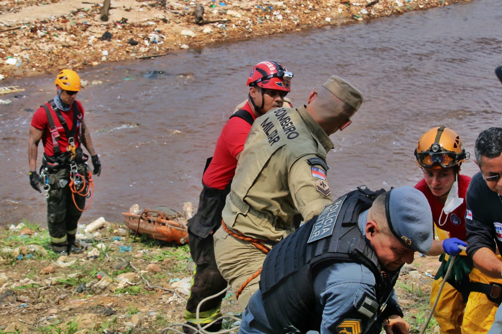 Corpo com mais de 20 facadas é encontrado boiando em igarapé em Manaus