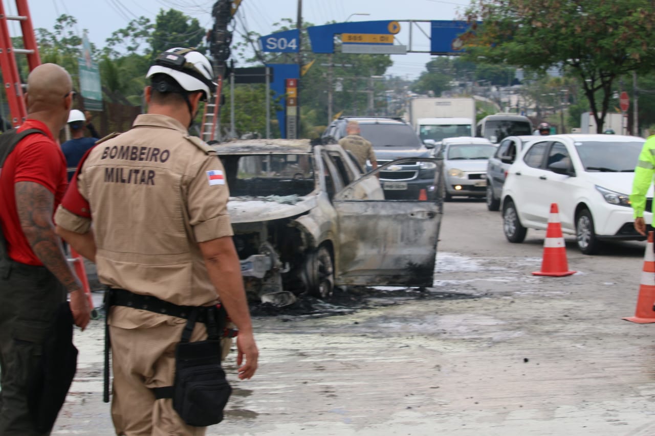 Imagens mostram carro destruído após incêndio em Manaus; veja