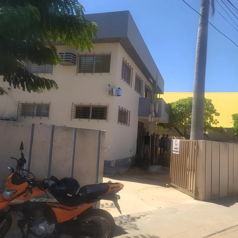 Homem invade tribunal do júri e tenta matar acusado de matar o pai