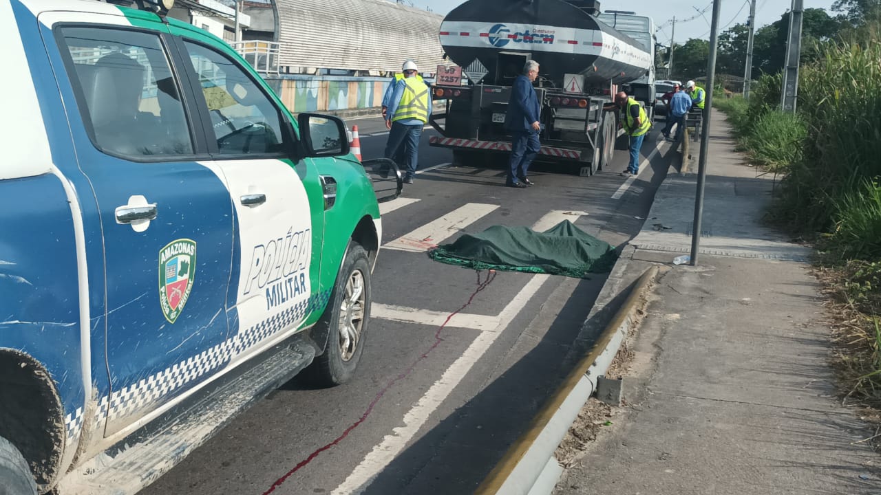 Homem morre ao ter cabeça esmagada por carreta na Avenida das Flores