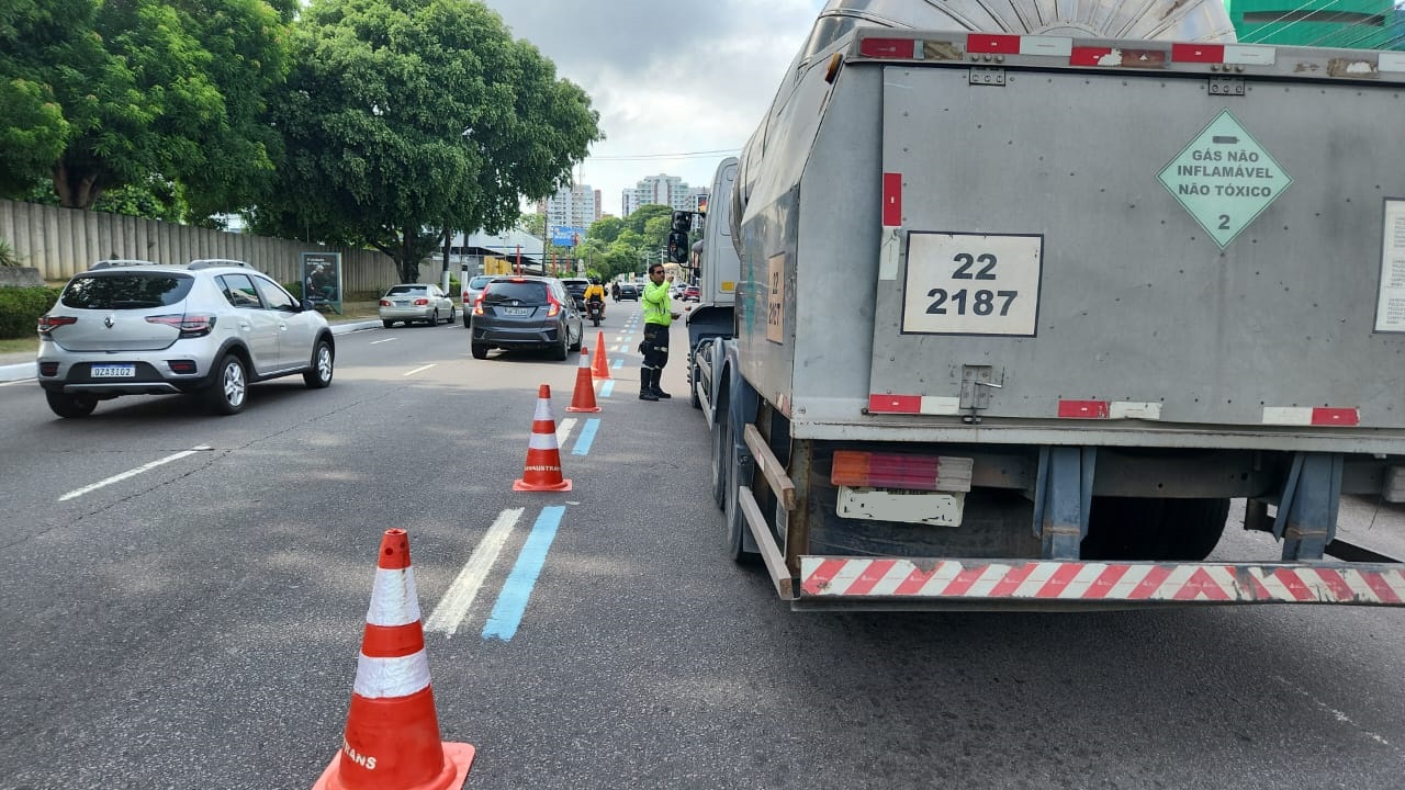 Caminhoneiros são autuados por trafegar em zona máxima de restrição em Manaus