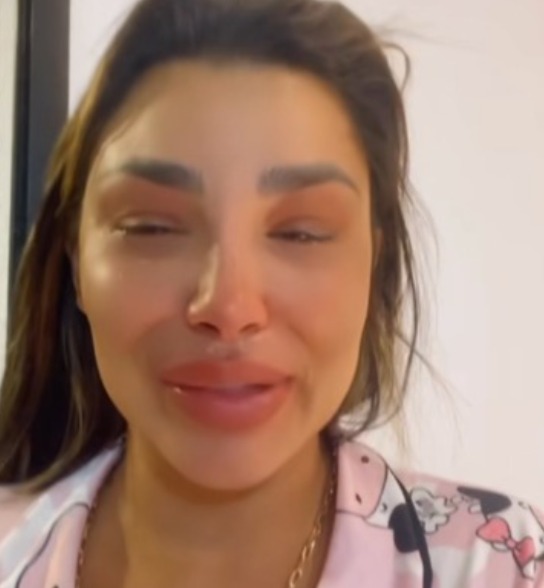 Jenny Miranda preocupa fãs ao surgir aos prantos e gravar vídeo de despedida de sacada de prédio