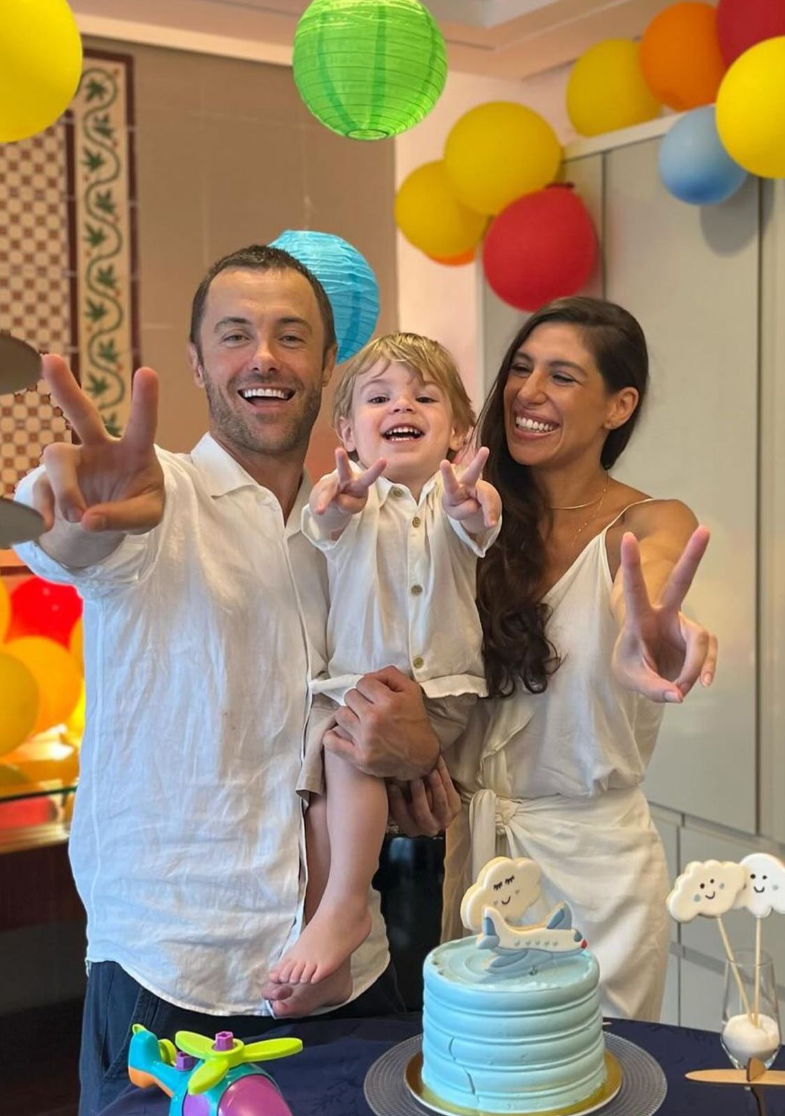 Kayky Brito comemora aniversário do filho ao lado da mulher após rumores de separação