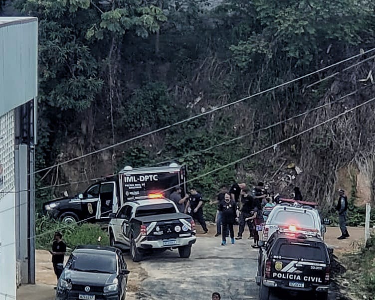 Homem é encontrado morto com marcas de tiros em rua de Manaus 