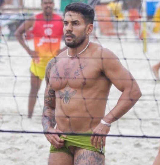 Ex-BBB Bil Araújo reage após ter testículo fotografado em praia: 'tamanho não é documento'