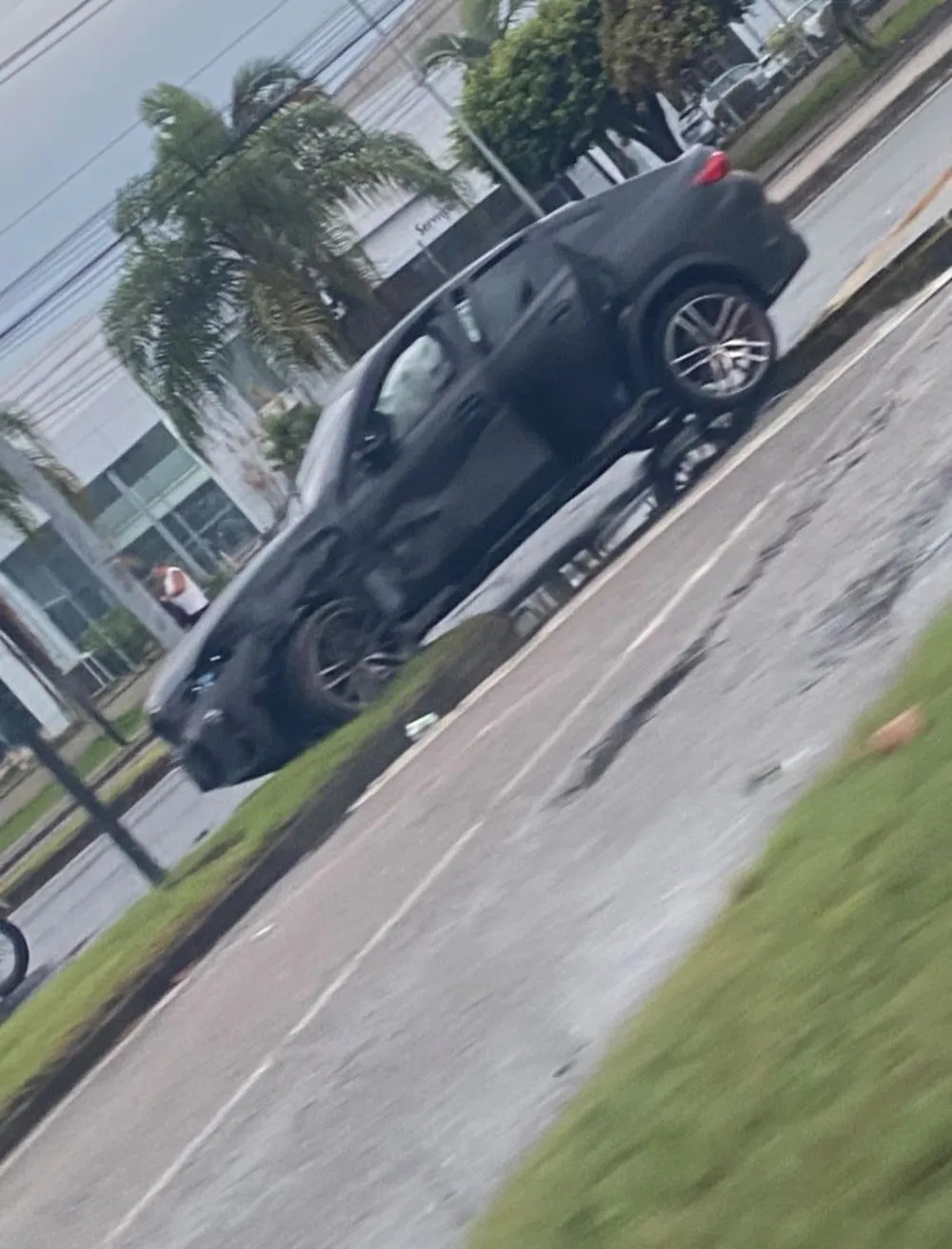 MC Poze bate BMW de R$ 1 milhão em acidente após pancadaria em boate no Rio