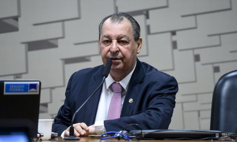 Omar defende formação de mais profissionais de praticagem para baratear custo do serviço