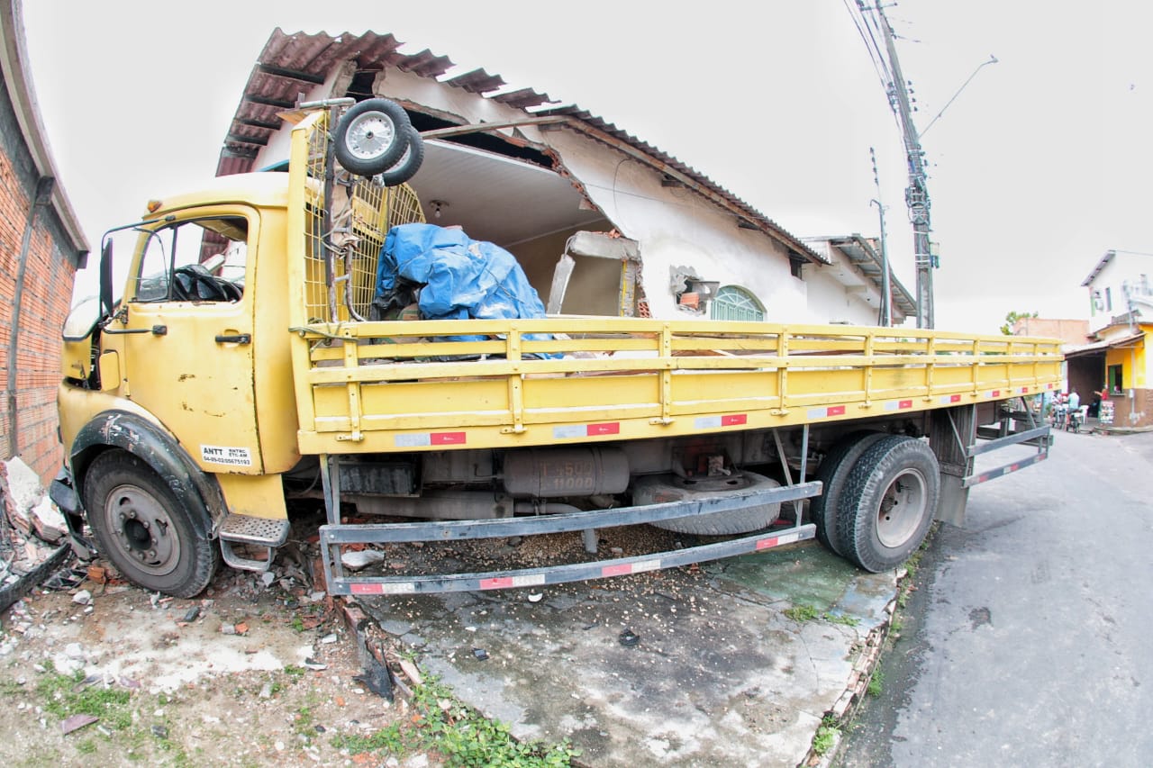 Caminhão desgovernado atropela motociclista de app e destrói casa em Manaus