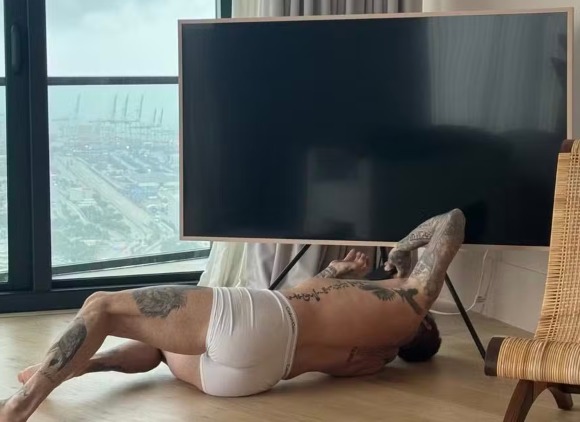 Victoria Beckham mostra David Beckham consertando TV só de cueca e agita web