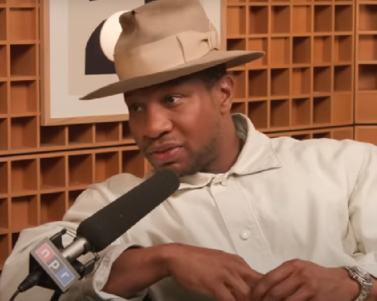 Mensagens revelam que ator Jonathan Majors tentou impedir ex de buscar hospital após agressão