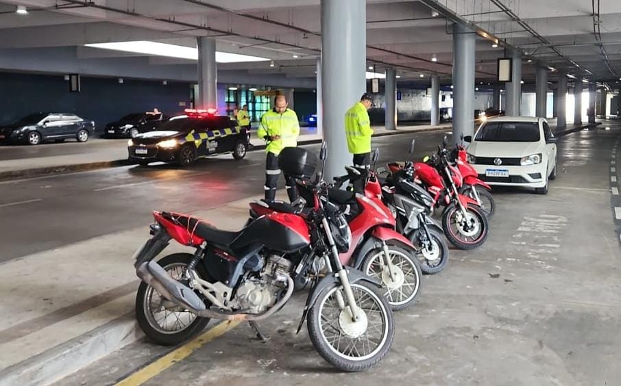 Quase 30 motoristas são autuados por estacionamento irregular no aeroporto de Manaus