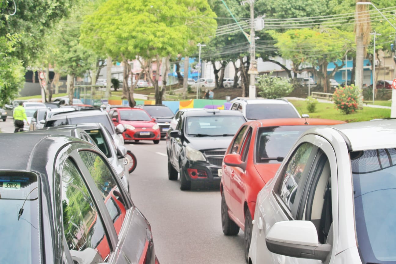 Concurso do MPAM causa lentidão no trânsito em frente à UEA na Darcy Vargas